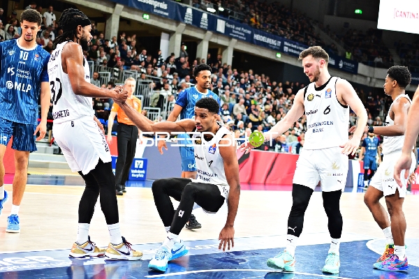 Samuell Williamson (10; MLP Academics Heidelberg) und Ferdinand Zylka (6; Basketball Löwen Braunschweig) in Aktion