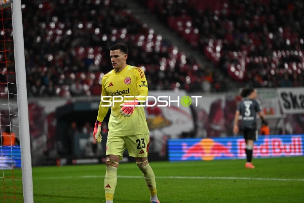 Torwart Michael Zetterer (23; Eintracht Frankfurt) in Aktion