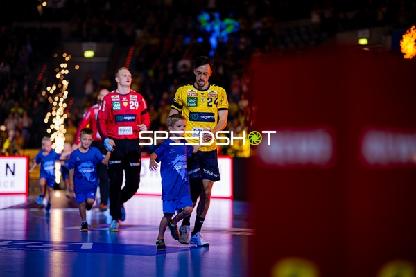 Patrick Groetzki (24; Rhein Neckar Löwen) und David Späth (29; Rhein Neckar Löwen) laufen ein