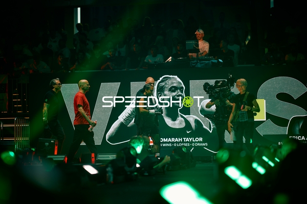 Mehrere Personen in Ringside Zone