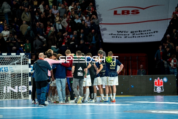 Jacob Lassen (9; HSV Hamburg) im Teamkreis