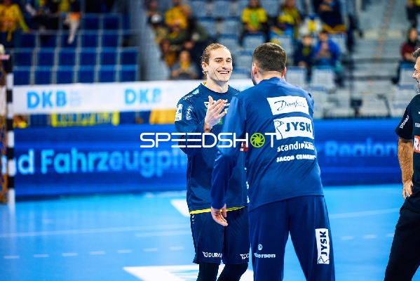 Spieler unterhalten sich auf dem Spielfeld