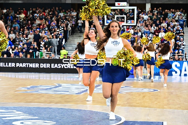 Cheerleader-Performance