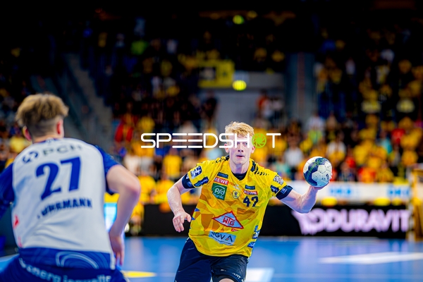 Wurf von Jon Lindenchrone Andersen (42;Rhein Neckar Löwen) gegen Nils Fuhrmann (27;1. VfL Potsdam)