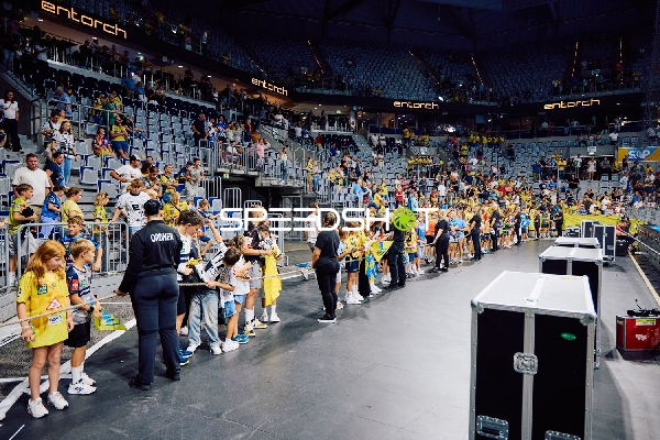 Fans sammeln Autogramme von den Spielern.