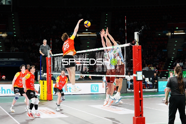 Spielszene mit Nimo Benne (21; BADEN VOLLEYS SSC Karlsruhe), Denir Hadzic (3; BADEN VOLLEYS SSC Karlsruhe) und Jonathan Downs (17; BADEN VOLLEYS SSC Karlsruhe)