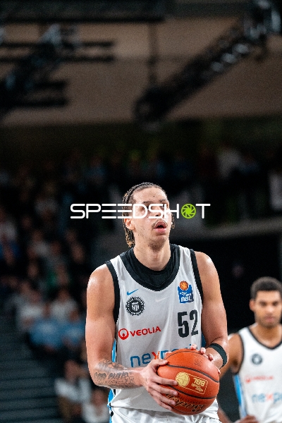 Zacharie Perrin (52; Veolia Towers Hamburg) in Aktion