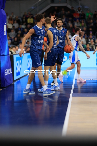 Spielaktion mit Mateo Seric (21; MLP Academics Heidelberg) und Osun Osunniyi (12; MLP Academics Heidelberg)