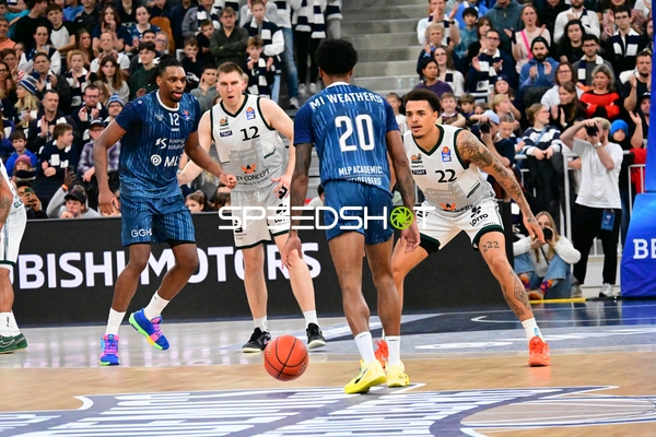 Michael Weathers (20; MLP Academics Heidelberg) mit Ball, Osun Osunniyi (12; MLP Academics Heidelberg) und Marten Linßen (12; Gladiators Trier) verteidigen