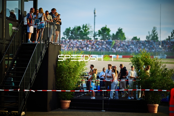 Zuschauer vor Tribüne