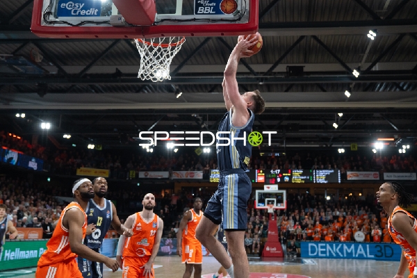 Spielaktion mit Moses Wood (11, Alba Berlin) am Korb