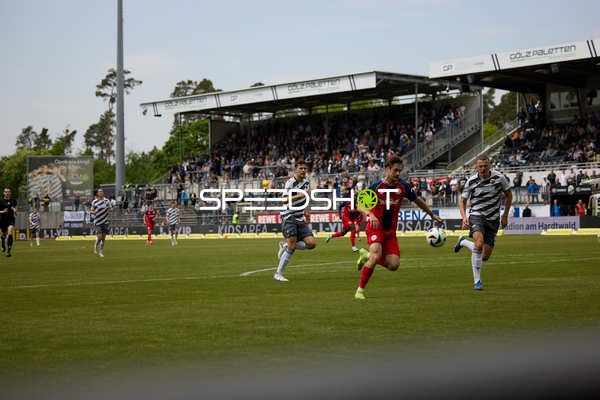 Dribbling Sigurd Haugen (18;FC Hansa Rostock) gegen Edvinas Girdvainis (2;SV Sandhausen), Jakob Lewald (14;SV Sandhausen)