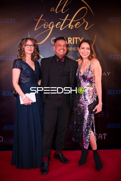 Drei Personen posieren beim Gala Dinner