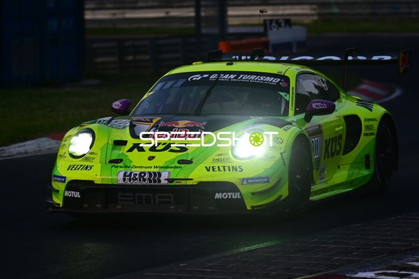 Fahrzeug #911 auf der Rennstrecke