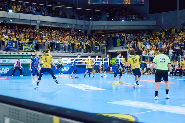 Ein Spieler der Rhein Neckar Löwen versucht, den Ball an der Abwehr von ThSV Eisenach vorbeizuspielen.