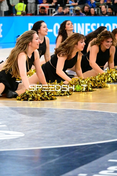 Cheerleader-Performance am Spielfeldrand