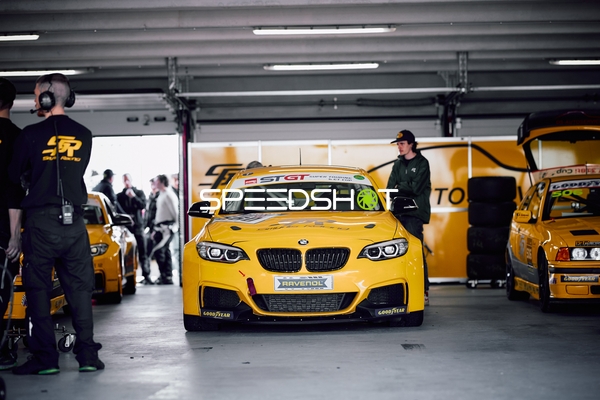 Ruhender BMW in der Boxengasse