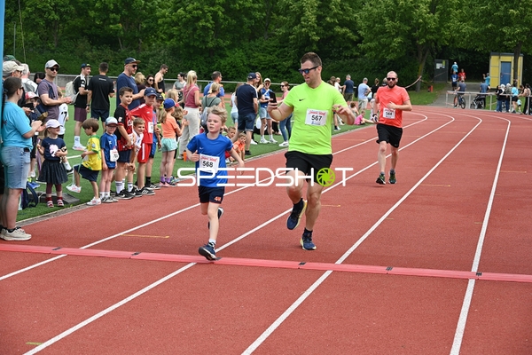 Läufer erreichen Ziellinie