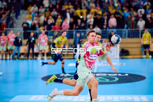 Lasse Andersson von den Füchsen Berlin passt den Ball unter Druck von Sebastian Heymann von Rhein Neckar Löwen.