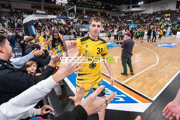 Lukas Modic (38; MHP Riesen Ludwigsburg) und Teamkollegen am Spielfeldrand