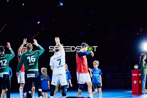 Einlauf der Spieler und Kinder vor dem Spiel.