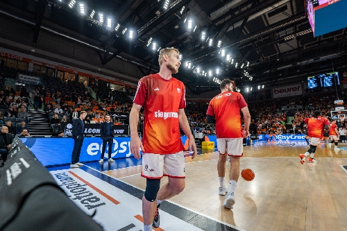 Szene mit Niels Giffey (5; FC Bayern Basketball) und Mihajlo Mitic (997; FC Bayern Basketball)