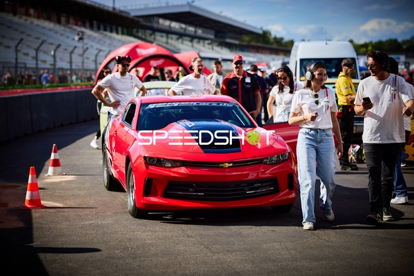 Rennwagen in der Boxengasse