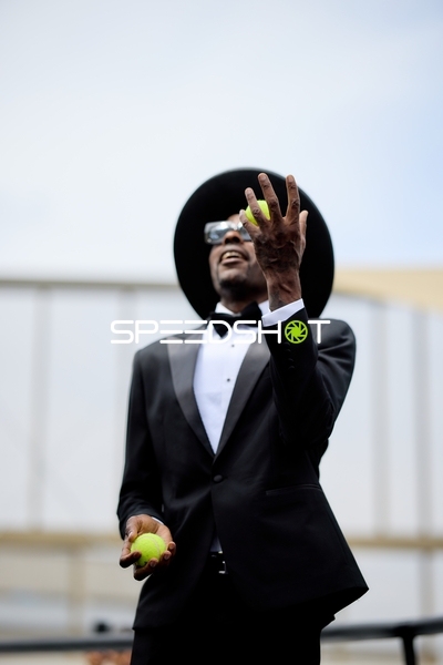 Elegante Person jongliert Tennisbälle