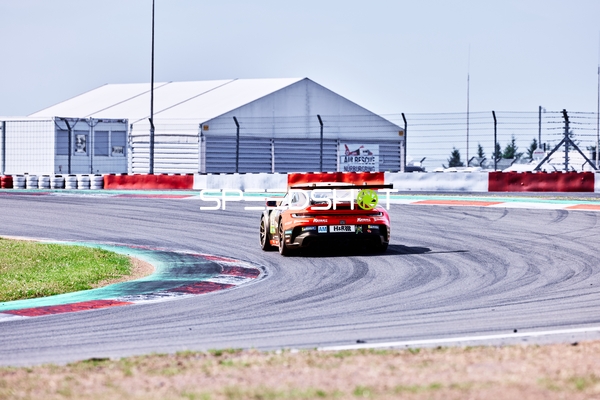 Rennfahrzeug auf der Rennstrecke