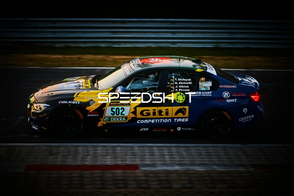 Fahrzeug auf der Rennstrecke