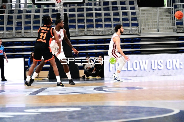 Direktes Duell um den Ball