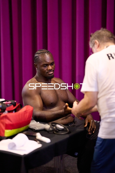 Ringside-Zone Face-Off