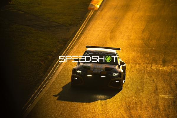 Rennfahrzeug auf der Rennstrecke