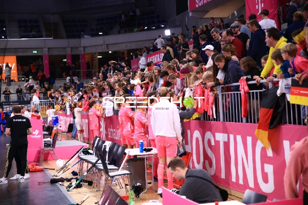 Spieler von Deutschland signieren Autogramme