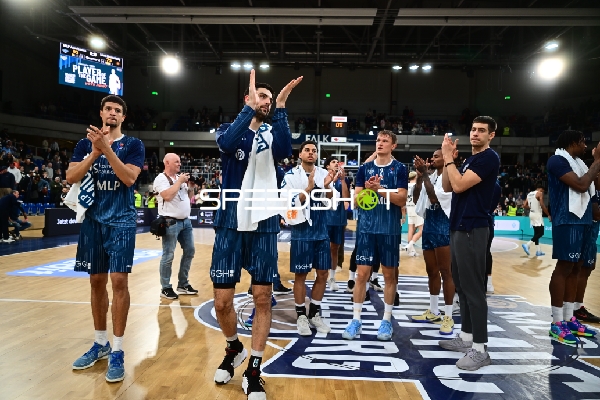 Szene mit Kevin McClain (3; MLP Academics Heidelberg) und Teamkollegen