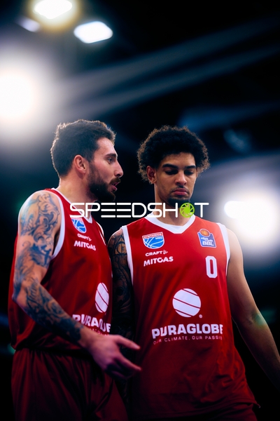 Intensives Gespräch auf dem Spielfeld