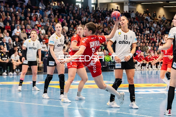 Wurfversuch von Nora Snedkerud (33; Schweiz) gegen Abwehr