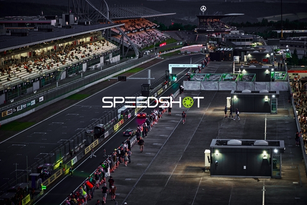 Rennfahrzeuge in der Boxengasse