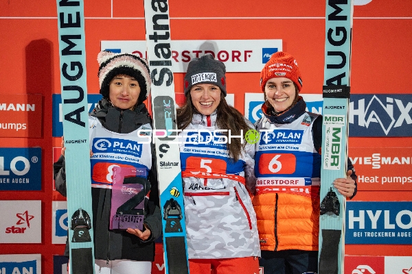 Two-Nights Tour Skispringen Damen Podium in Oberstdorf