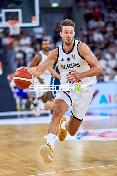 Franz Wagner (9; Deutschland) dribbelt auf Court