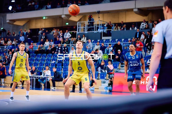 Wurf während des Spiels im SNP Dome