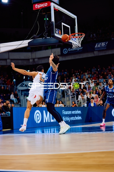 Ein Spieler von MLP Academics Heidelberg versucht, einen Korb zu verhindern.