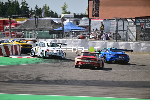 Mehrere Rennfahrzeuge auf der Nordschleife