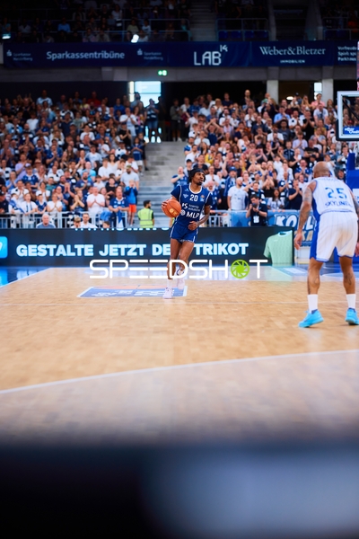 Ballführung Michael Weathers (20;MLP Academics Heidelberg) gegen Jordan Theodore (25;Frankfurt Skyliners)