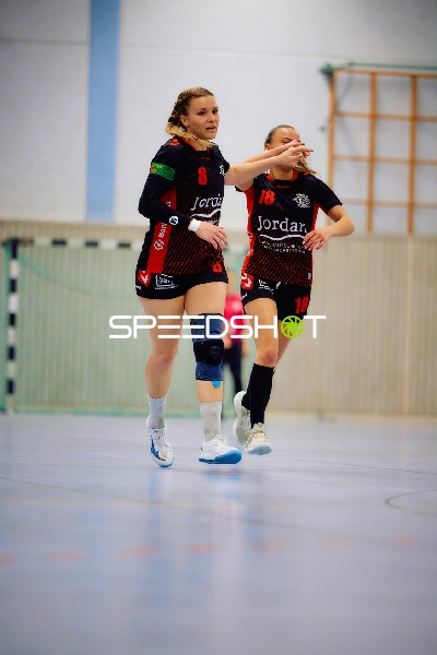 Spielerinnen laufen über das Spielfeld