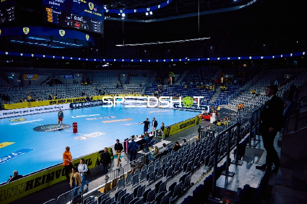 Leere Halle vor Spielbeginn