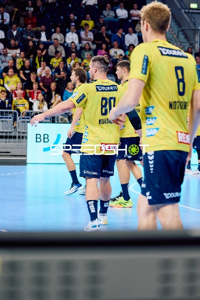 Spieler von Rhein Neckar Löwen laufen über das Spielfeld.