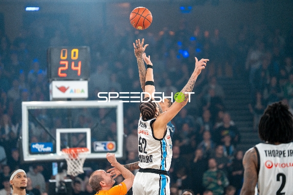 Zacharie Perrin (52; Veolia Towers Hamburg) und Nicholas Tischler (11; EWE Baskets Oldenburg) im Sprungduell