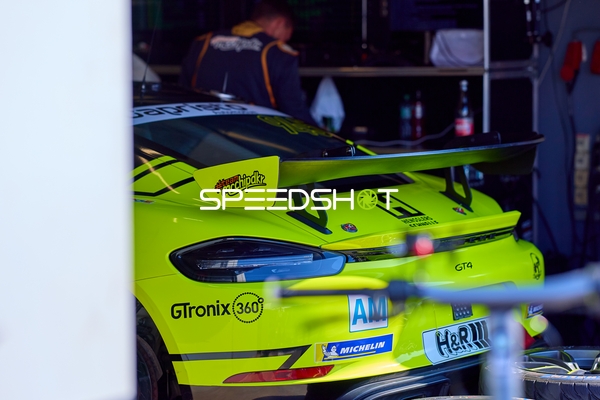 Rennfahrzeug in der Boxengasse