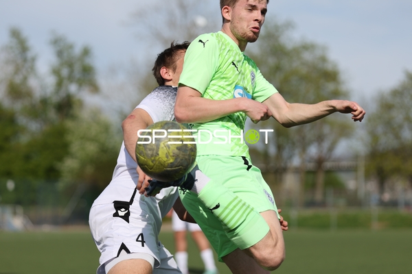 Intensiver Kopfballzweikampf